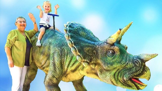 Настя и бабушка в зоопарке
