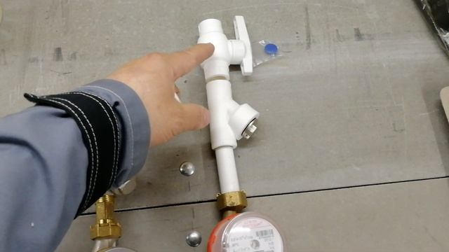 Как подключить счётчик воды к полипропиленовой трубе быстро и недорого.