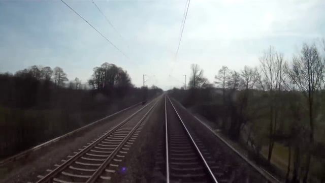 Вид на природу Австрии из кабины машиниста электровоза поездка с видом на Европу по железной дороге