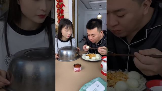 Funny Husband And Wife Eating Show-Epic Food Battle!Husband Eats Eggs and Misses Roasted Chicken