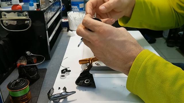 Самостоятельно обслуживание рыболовной безынерционной катушки.