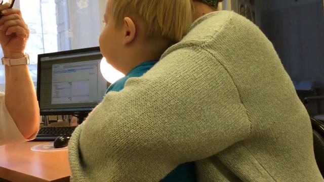 Как малышу в 1 год делают прививку от Кори паротита краснухи и как ребенок на приеме у врача Лора.