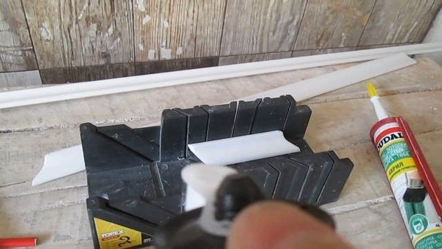 Как подрезать и приклеить к стене и особенно к плитке  любой  полистирольный потолочный плинтус!