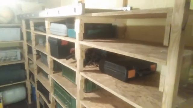 Сделать полки и стеллажи своими руками из дерева. Дешево, удобно и надежно. В подвал или гараж.
