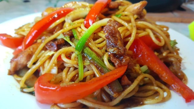 (WOK) Вок с беконом с курицей и овощами цыганка готовит . Лапша с мясом и овощами. Gipsy cuisine.