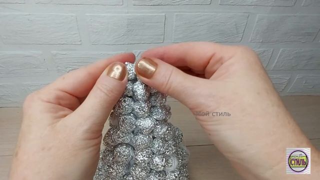 Из фольги можно сделать шикарную новогоднюю поделку!