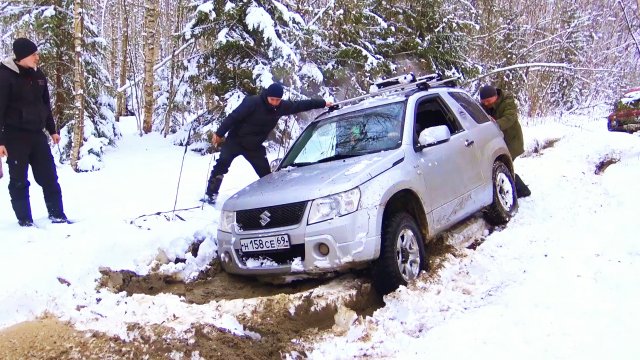 Suzuki Grand Vitara жёстко рубится на бездорожье с УАЗами и Нивами.