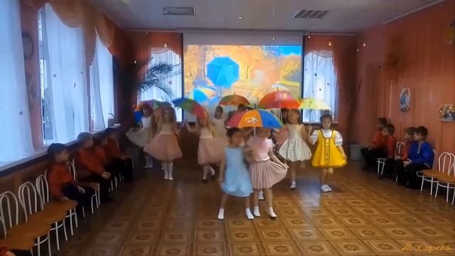 Танец с зонтиками в детском саду на осеннем празднике