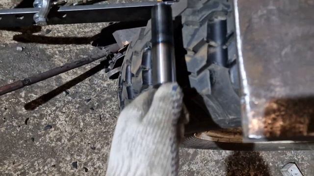 Нарезаю протектор на резине Уаз для минитрактора.Самодельное присбособление для нарезания протектор