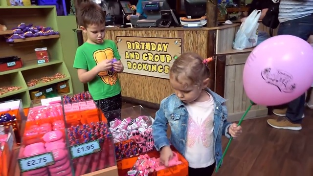 Горки и бассейны Самый большой аквапарк в Соединенном Королевстве Катя делает пи