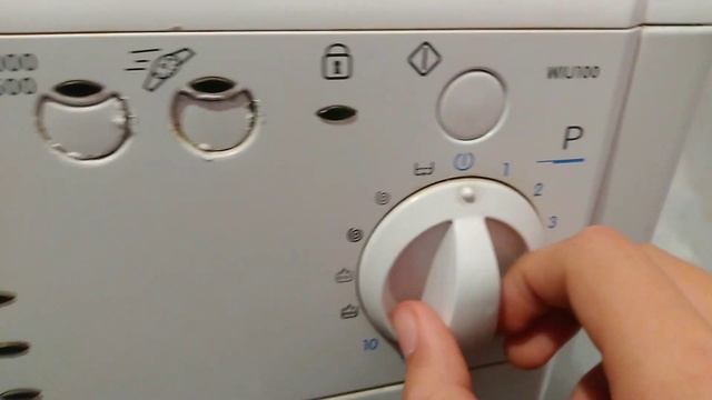 Обзор стиральной машины Indesit WIU100 2004 года выпуска.