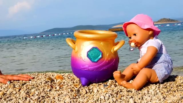 БЕБИ АНАБЕЛЬ нашла Волшебный Горшок! - Видео куклы для девочек. Весёлые игры на пляже с Baby Doll