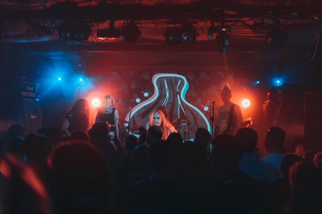 Читмил - Держаться (Live in Moscow)