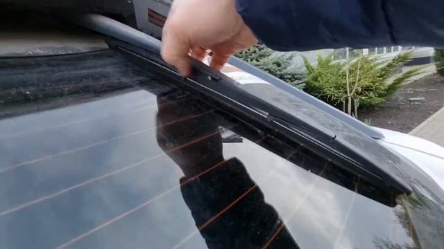 Снять дворник RX200t. Замена резинки дворника багажника Lexus RX200t.