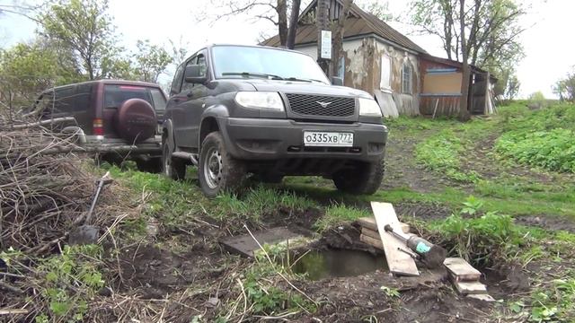 Авто попал в глубокий бетонный колодец.