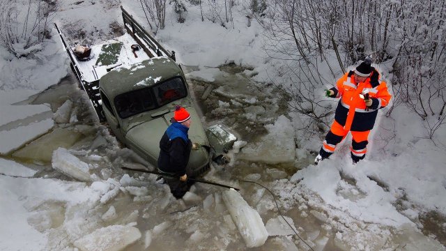 Полугусеничный ЗИЛ зажало ВО ЛЬДУ / Успеть к празднику!