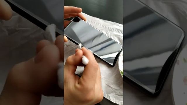 Если защитное стекло не прижалось полностью по краям телефона.