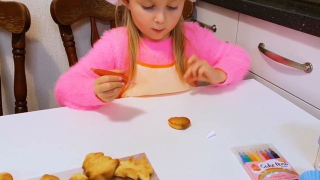 ДЕТИ ГОТОВЯТ ЕДУ ЦВЕТНУЮ.Видео для детей про литл стар Эльвира и братик Райан Играют в поворов. Игр