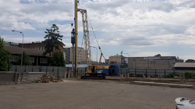Установка бетонных свай сваебоем. Как забивают сваи