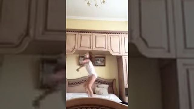 МАМА НЕ РАЗРЕШАЛА ПРЫГАТЬ НА КРОВАТИ.