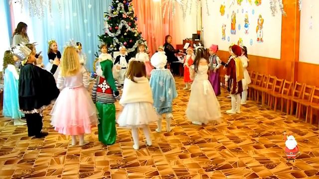 Хоровод пляшет маленький народ на новогоднем утреннике