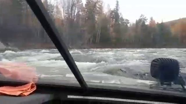 Аэролодка на бурной реке - вид от первого лица