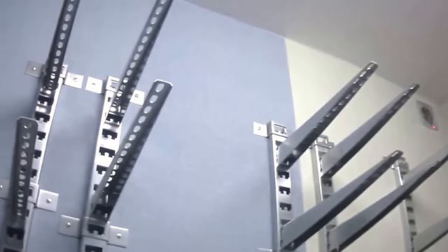 Стеллажи полки в кладовке из кабельных стоек и фанеры без монтажа