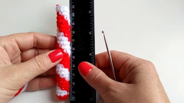 Новогодние игрушки крючком. Елочная игрушка «Леденцовая трость».