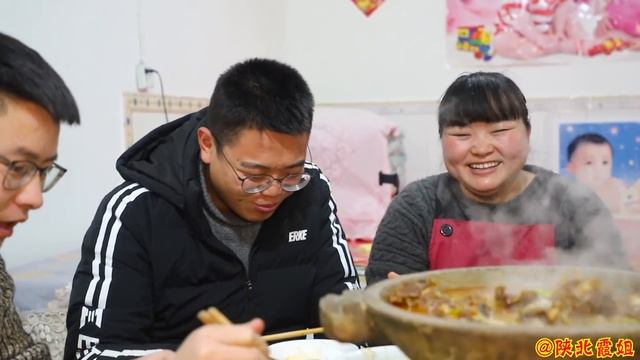 【陕北霞姐】过年猪肉吃腻了，霞姐用驴排做火锅，煮1大盆手工粉，筋道入味！