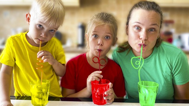 Лера и мама делают цветной лёд - изучаем цвета.