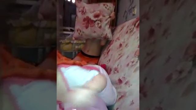 Саша играет с Настей.
