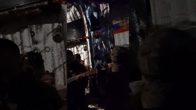 Кругом осколки лежат, пацаны лежат...на гитаре