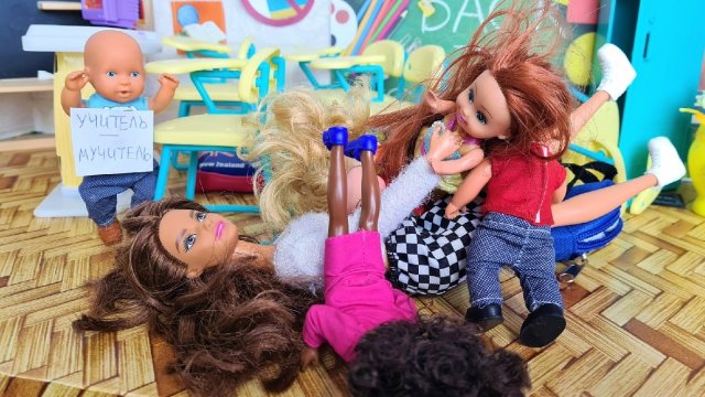 ВЕСЬ КЛАСС ЛЁГ??? ПРАНКИ НА ДЕНЬ УЧИТЕЛЯ ДЛЯ МАКСА) Смешные куклы СЕРИАЛ ДАРИНЕЛКА ТВ
сериал Дари