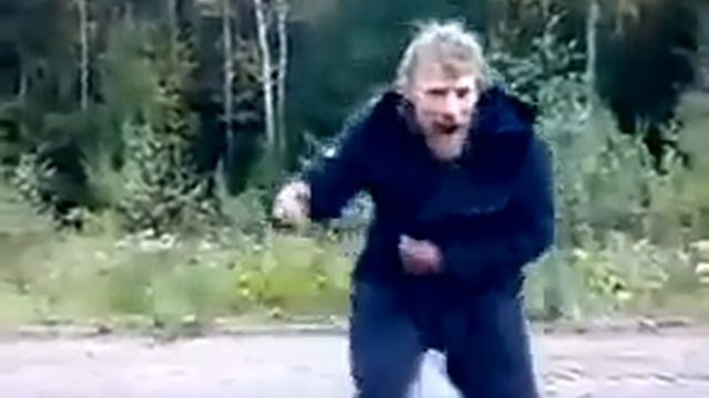 Мужик танцует на дороге