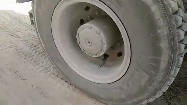 Замена колеса на грузовом 4-ех осном самосвале мерседес