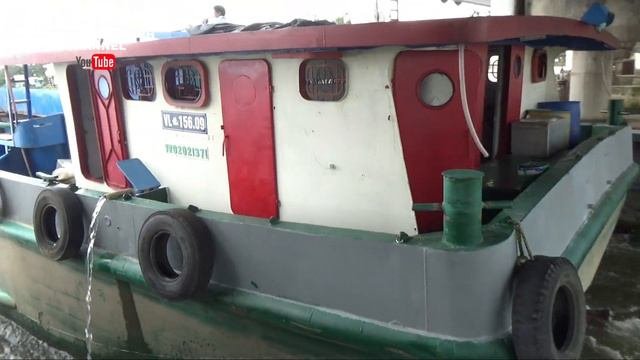 Nước đạp mạnh sà lan đụng bê tông ngay cống nguy hiểm