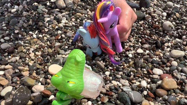 My little pony на море. Мама купи мне пони. Я буду играть . Крокодил исполняет желания