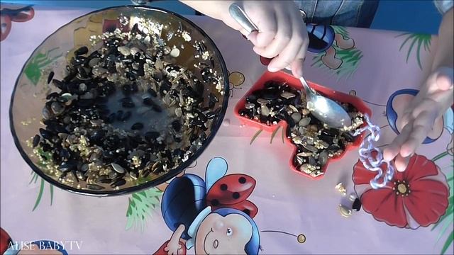 ?КОРМУШКА для ПТИЦ СЫТНЫЕ УКРАШЕНИЯ как сделать дома. Сделать кормушку для птиц своими руками видео