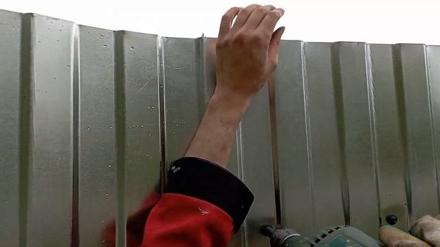 Как прикручивать листы в одиночку/Как делать забор из профнастила одному человеку
