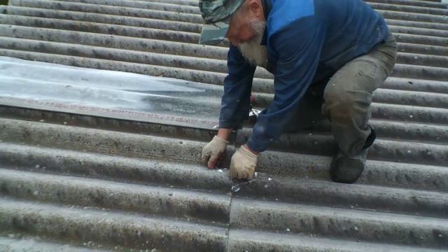 Как быстро и просто заделать треснувший шифер, на крыше.