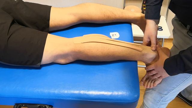 Наложение кинезио тейпа с целью снятия отека трехглавой мышцы голени. Лимфодренаж нижних конечностей