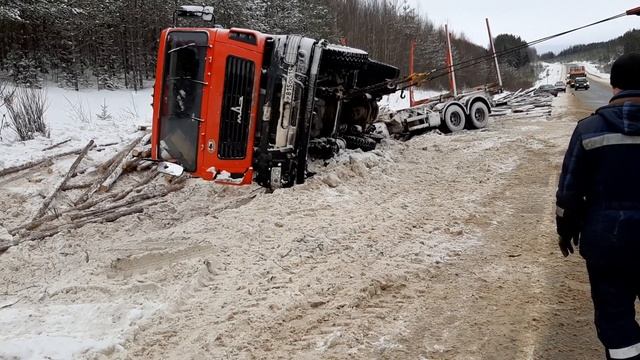 Уронили гружёный МАЗ _ ДТП на ровном месте.