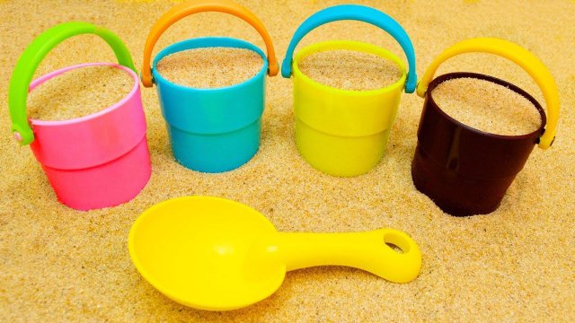 Учить Цвета Ведёрочки с Песочком и Игрушками ТРИ КОТА МАЛЫШАРИКИ ГЕРОИ В МАСКАХ