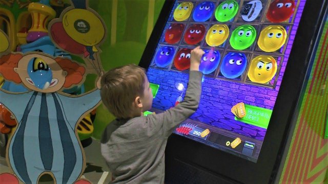 Игровые автоматы в развлекательном центре Макс играет в игры для детей