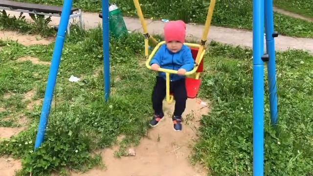 Малыш сам качается на качелях))