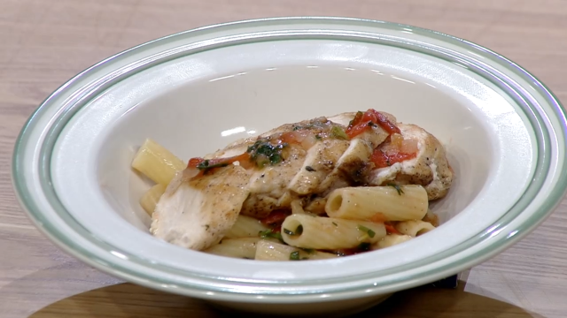 Салат в стиле «Цезарь». Паста с курицей и томатным соусом. Компот из сухофруктов.