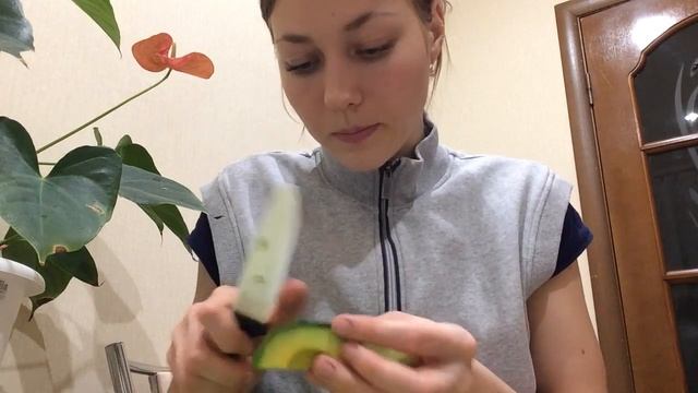 Как выбрать спелый авокадо и правильно его почистить.