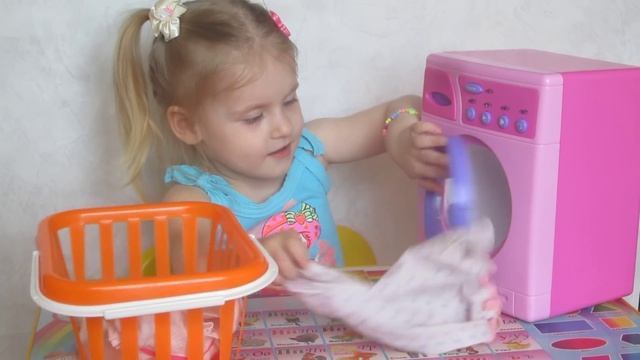 Играем в стирку с Полей.Развивающее видео для детей с игрушечной стиральной машинкой.