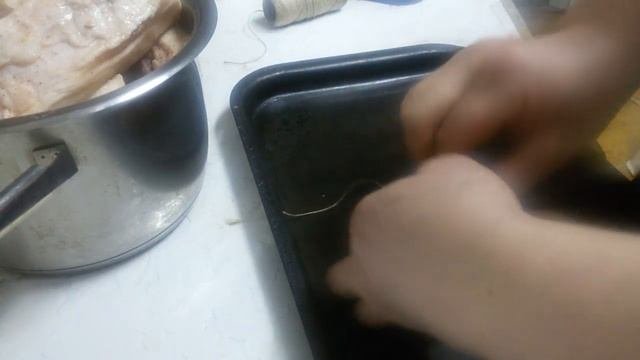 Правильная обвязка грудинки  рыбы колбасы перед копчением