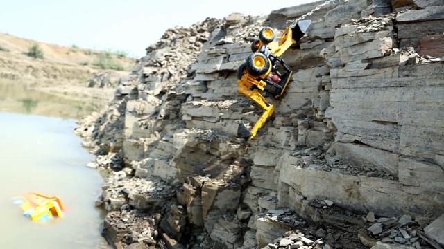 Экскаватор с трудом спасает друзей из каньона